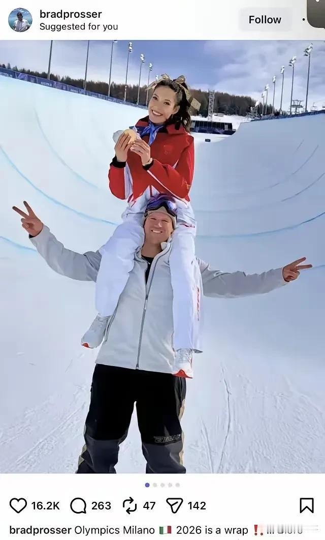 谷爱凌夺冠后第一个动作，
太好哭了。没有先庆祝和先找队友，她第一时间扑向了陪伴自