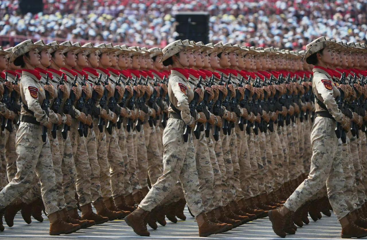 不得不说，今年阅兵的女民兵服饰真好看，好帅好飒，从帽子到鞋子都配的好好看，比裙子