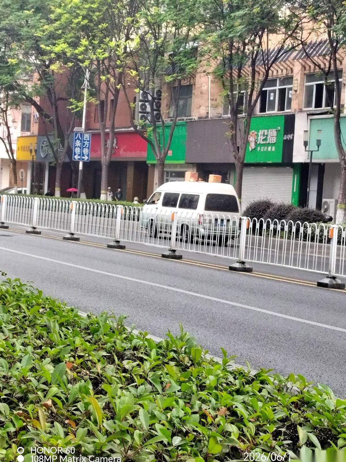 早上八点五十的洪武路，早高峰的车流挤得严严实实，我刚从37路公交车内桥站跨上马路
