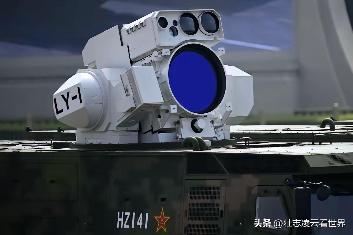 黄岩岛突然多了个“硬壳盒子”，不是驱逐舰先装，居然是登陆舰？这事儿背后，弯弯绕可