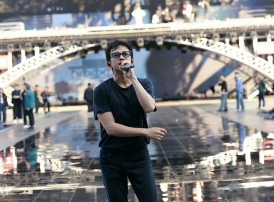 邓超瘦成男大了 瘦下来确实挺帅的呀！果然减肥是最靠谱的医美