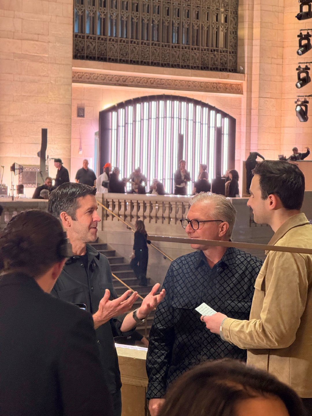 太子接受采访，必须要有辅政大臣在身旁。 