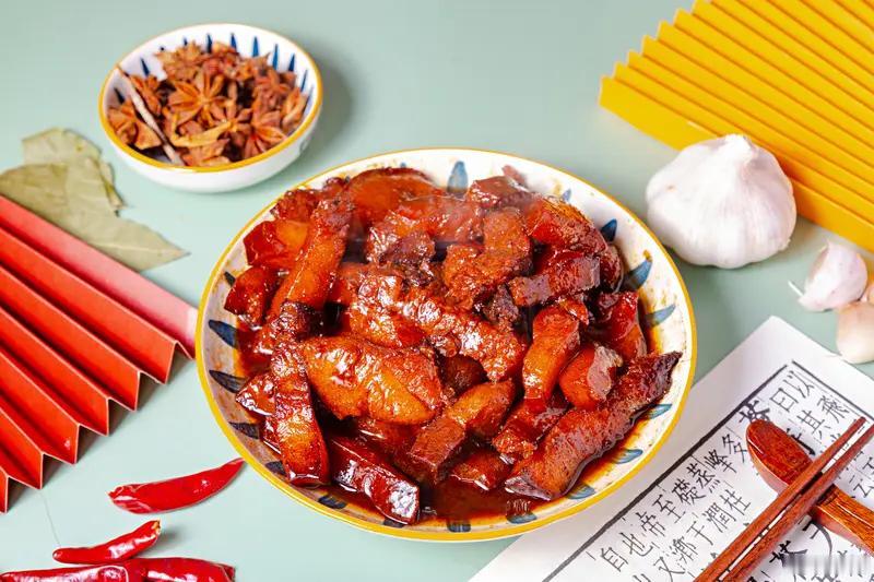 做红烧肉，用冰糖还是白糖，这是个值得探讨的问题。我个人更倾向于冰糖。之前我用白糖