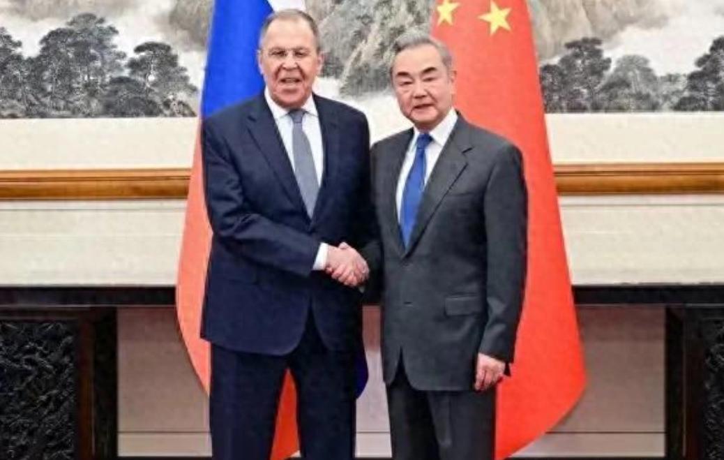 俄罗斯外长拉夫罗夫结束越南行程后马不停蹄赶赴北京，这场紧急会晤牵动全球目光，双方