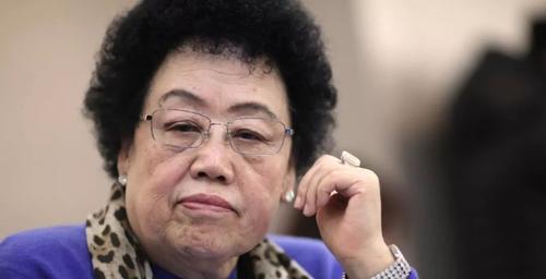 当年，在赵丽蓉追悼会上，“唐僧”迟重瑞的老婆陈丽华手里提着一个袋子，不停掏钱给前