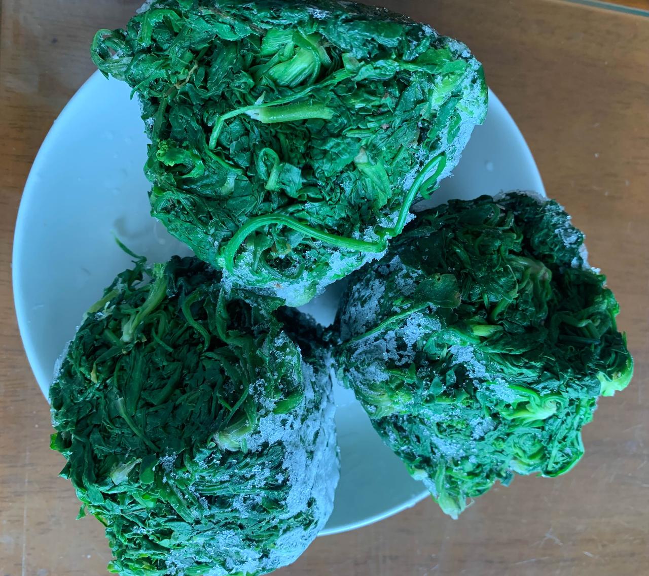 荠菜的清新，是春天的气息，也是我记忆里温暖的味道。这三小团是我昨天花半小时挖来的