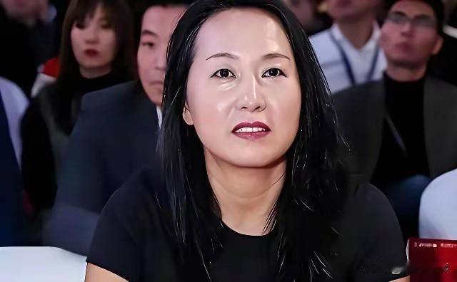 “东方神鹿”王军霞，历经三段婚姻定居海外，放下争议活通透。镜头下，她留着乌黑长发