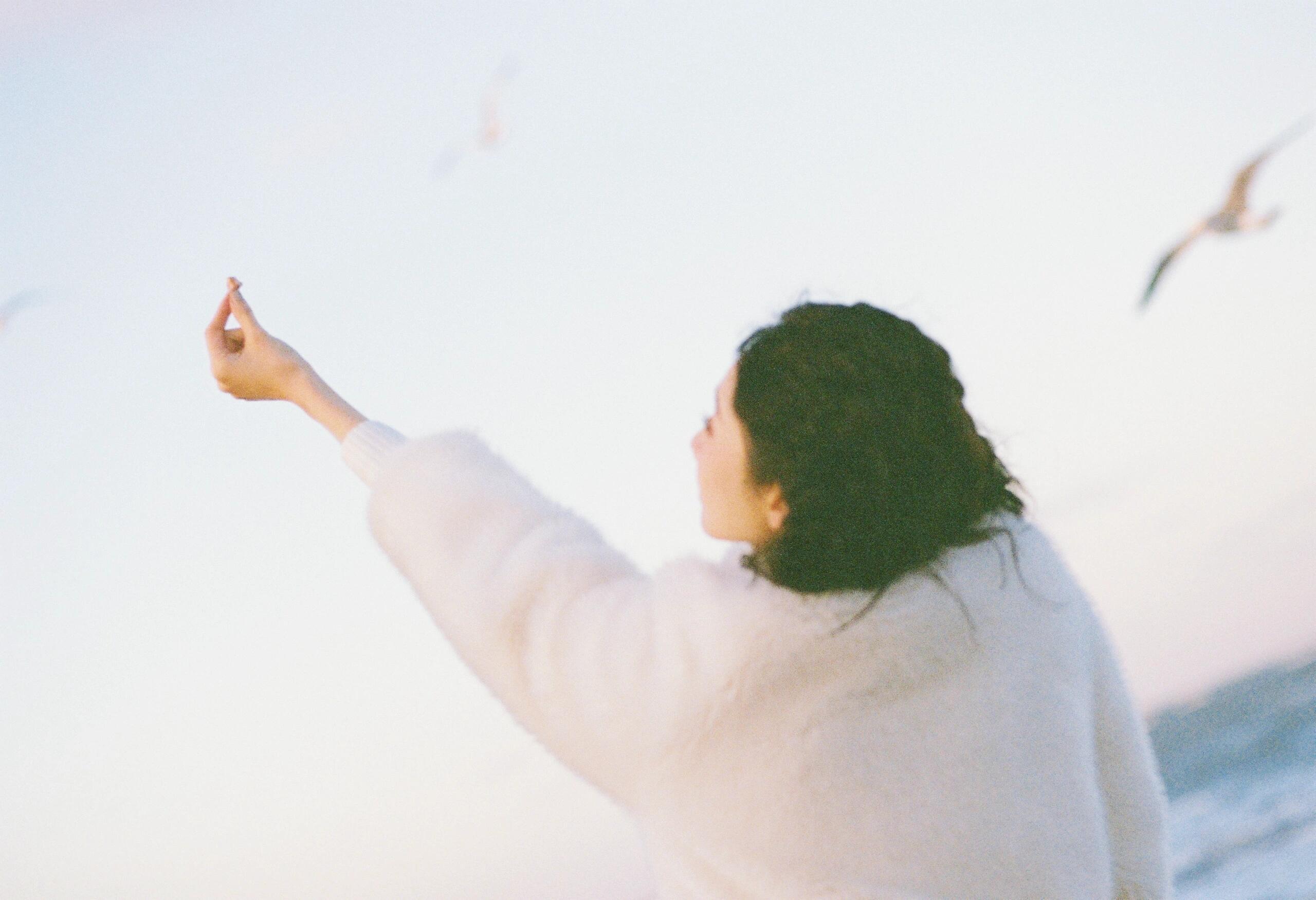 张艺凡咋萌成萨摩耶了这简直就是萨摩耶本耶在拍画报！张艺凡迎着海风眯眼笑的模样，蓬