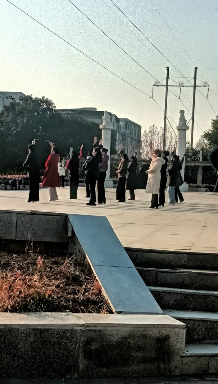 广场跳个舞，咋就成了“罪人”？
 
大清早的，我们几个老姐妹约着去广场跳跳舞，活