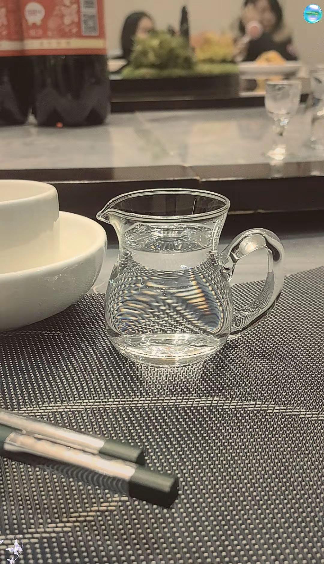 今晚的计划是微醺，两小时后的计划是即兴发挥，不品人间酒，不知其中醉，放下烦恼，敬