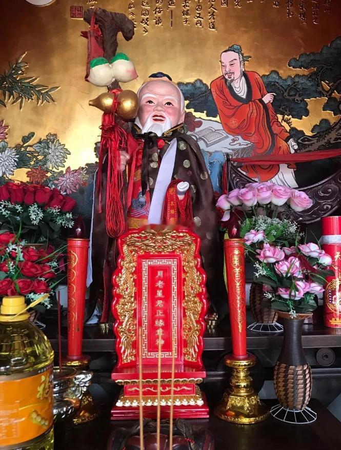 礼赞月老星君，月老慈悲，红线牵缘，愿所有真心相爱的人，白头偕老！有情人，终成眷属