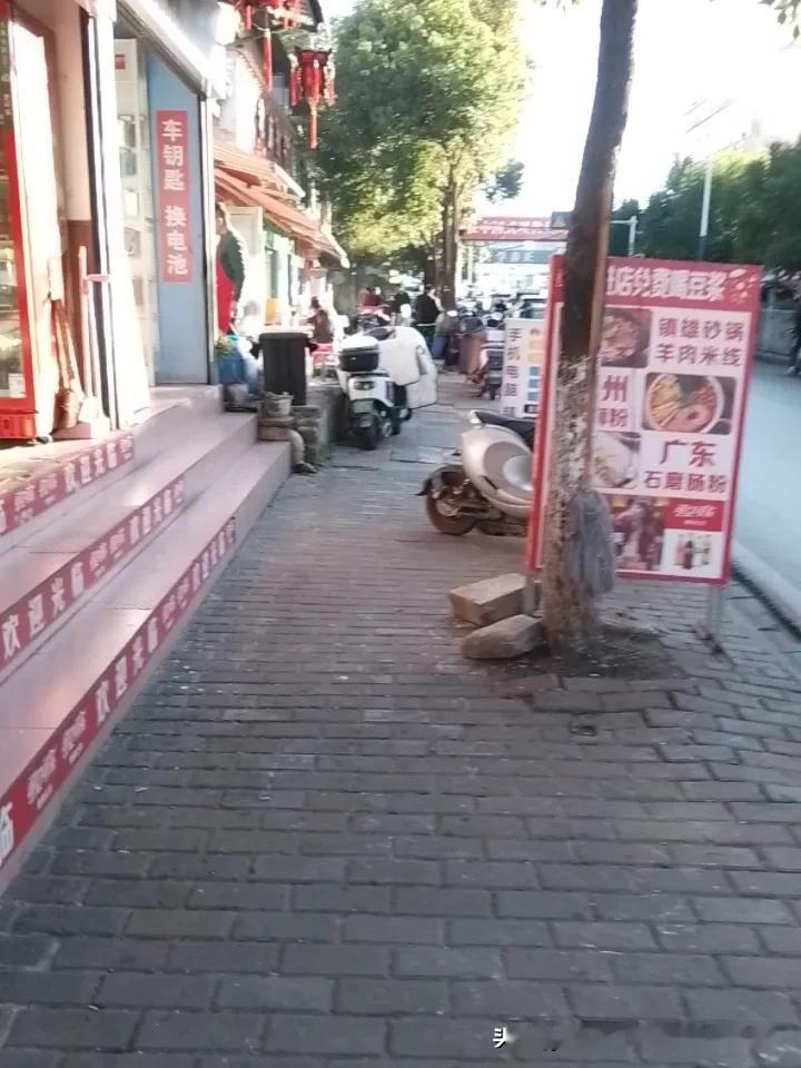 你的工资能够满足日常开销吗现在的年轻人，十个有八个肯定是不能满足日常开销的！不然