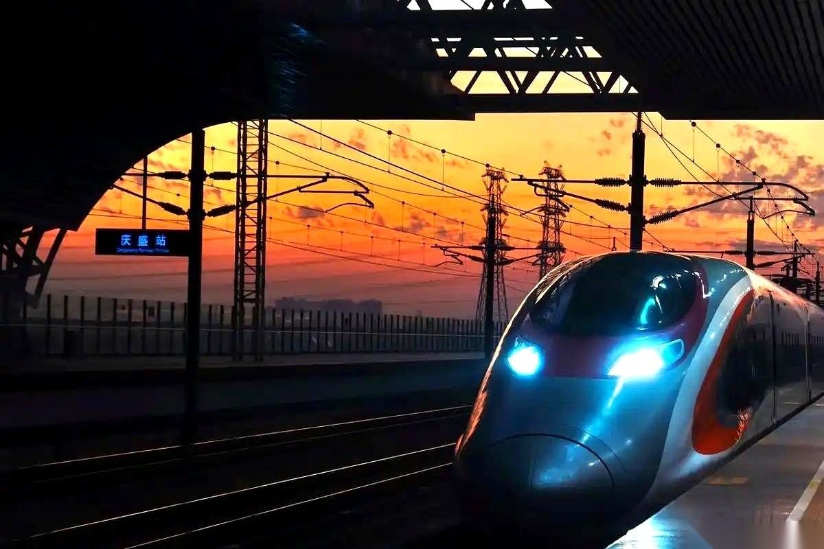 把2万块的东西，转手8万卖给自己公司。
一单，就净赚6万。
我今天在高铁上，听一