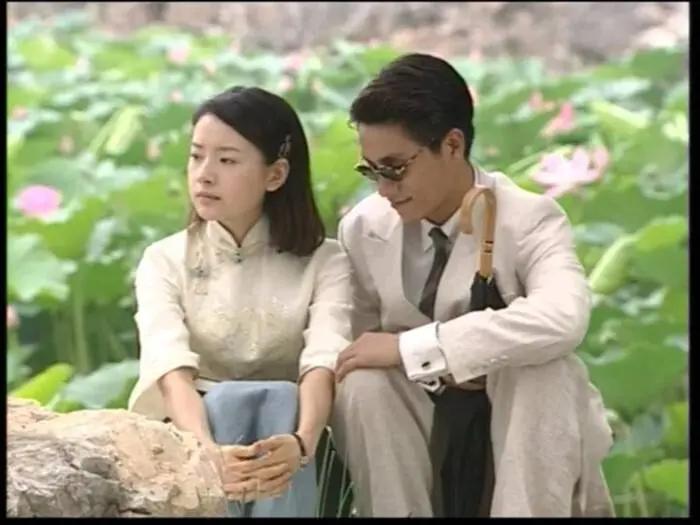 董洁年轻时好美，她在《金粉世家》中饰演的冷清秋，几乎碾压刘亦菲饰演的白秀珠。
《
