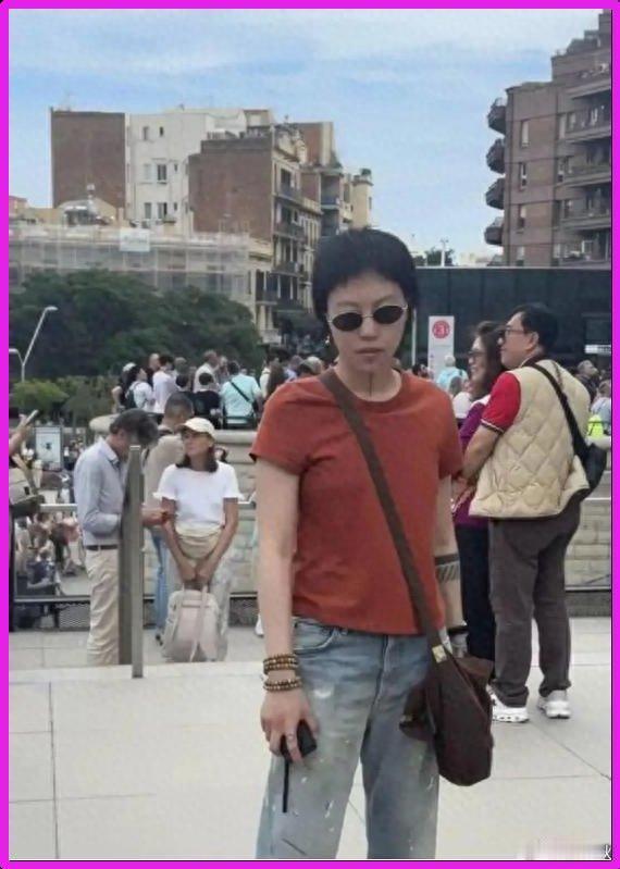 王菲女儿窦靖童国外街头被偶遇，短发中性像假小子，虾线纹身好有个性 