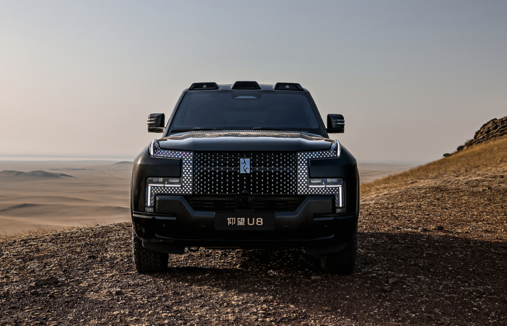 在火山群搞交付？仰望 U8直接把交付现场搬到内蒙古锡林郭勒火山群，交付完直接在火