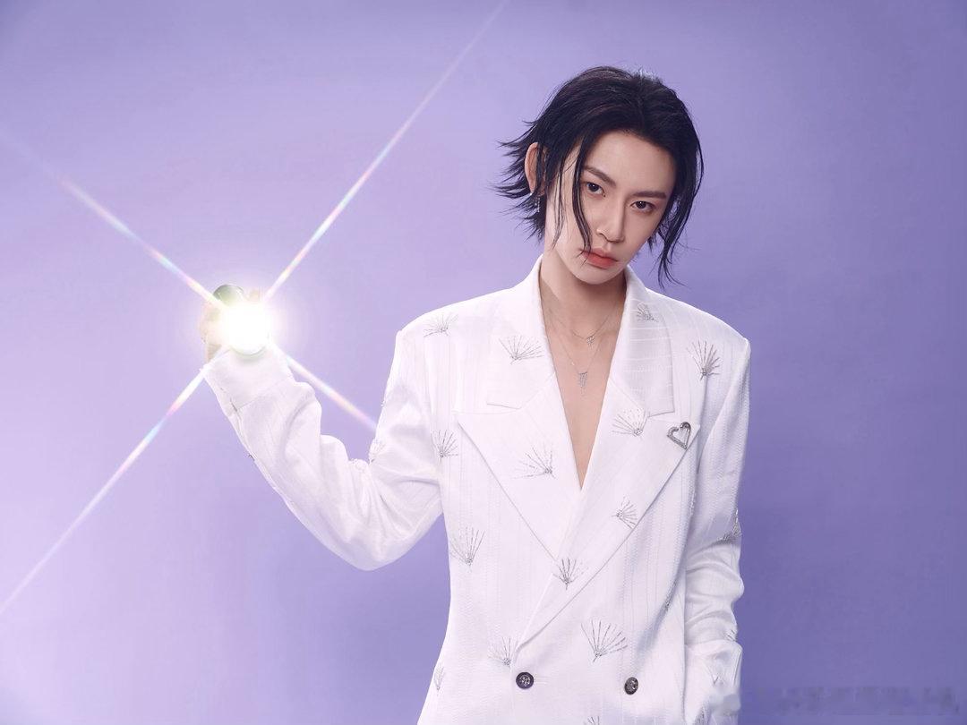 小鬼八月第三次来成都小鬼白色深v西装 20天来三次成都，小鬼你是把成都当第二个家
