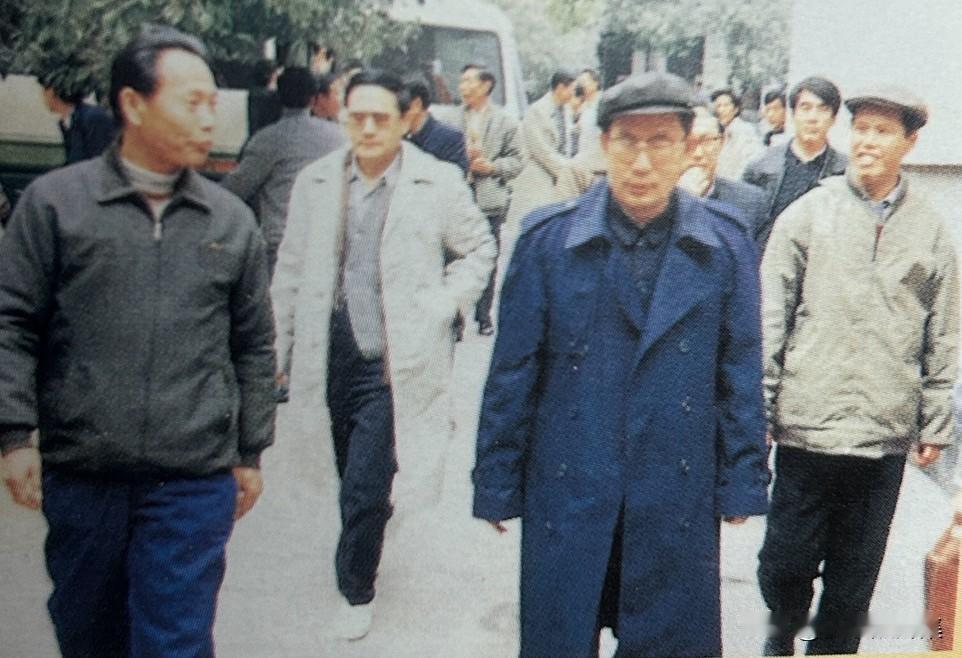 1989年12月10日，时任国务委员、国务院贫困地区经济开发领导小组组长陈俊生到