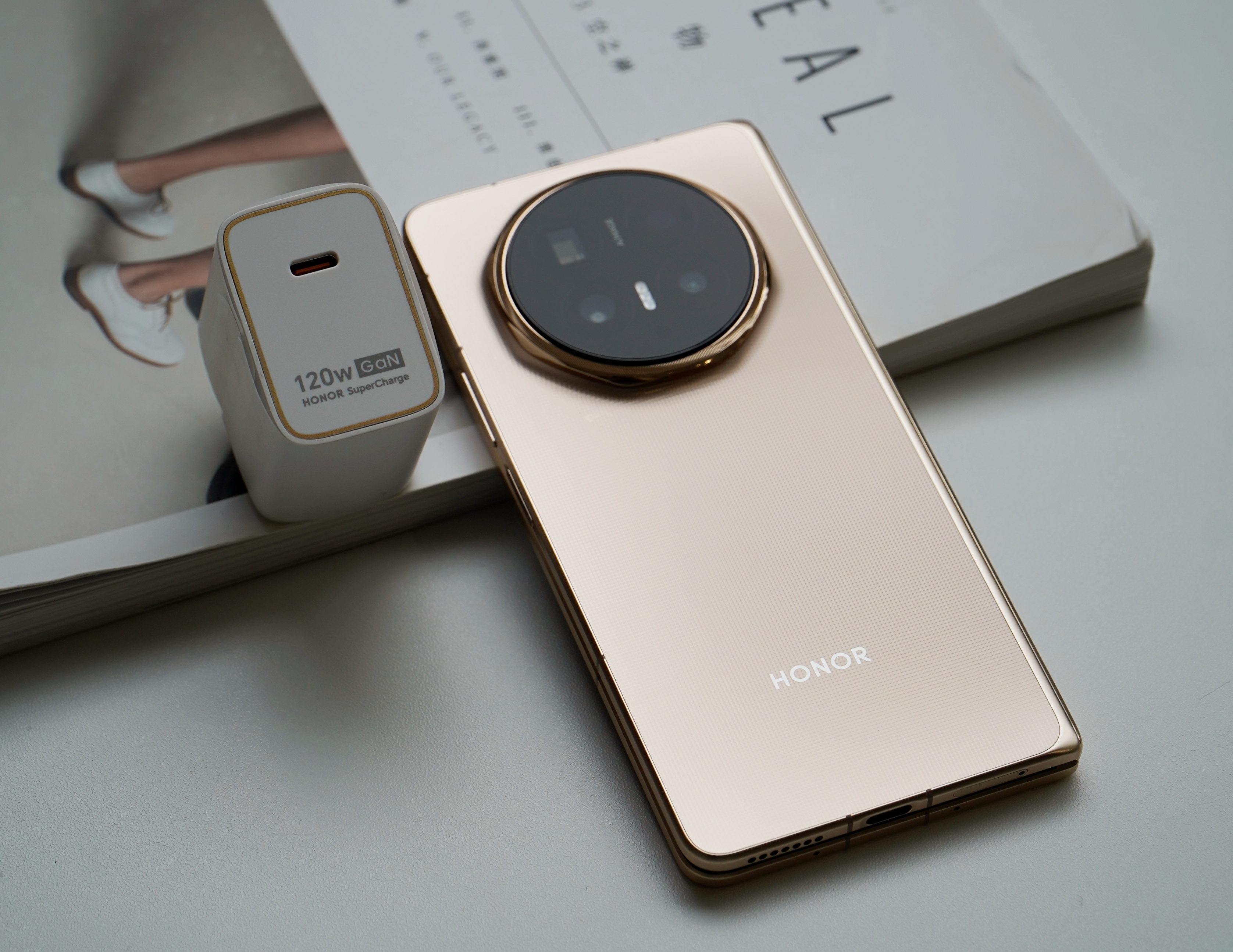 荣耀Magic V6盒子里送的这个120W氮化镓充电头和线有点意思。C口+双C线