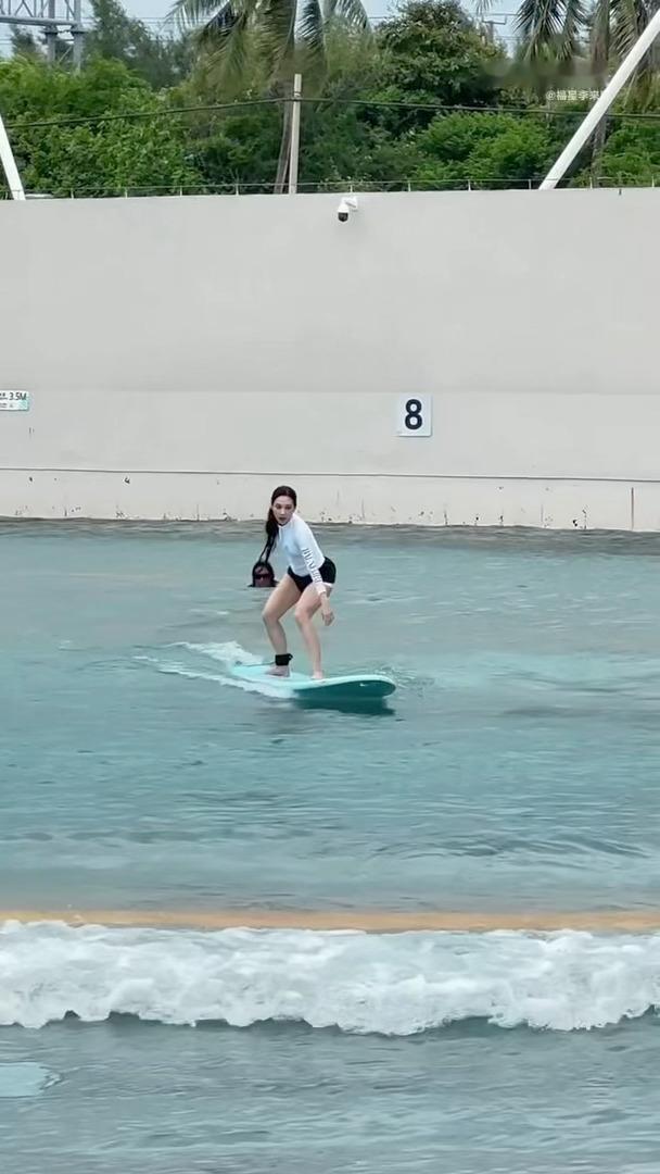 王霏霏当代划水艺术家王霏霏冲浪名场面太帅了，水面之上滑行姿态潇洒利落，力量感和松
