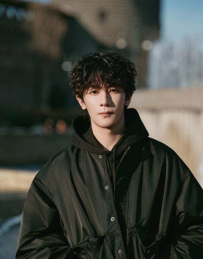 真的是非常帅啦，造型和阳光恰到好处，看得人都心情变好了 ​​​