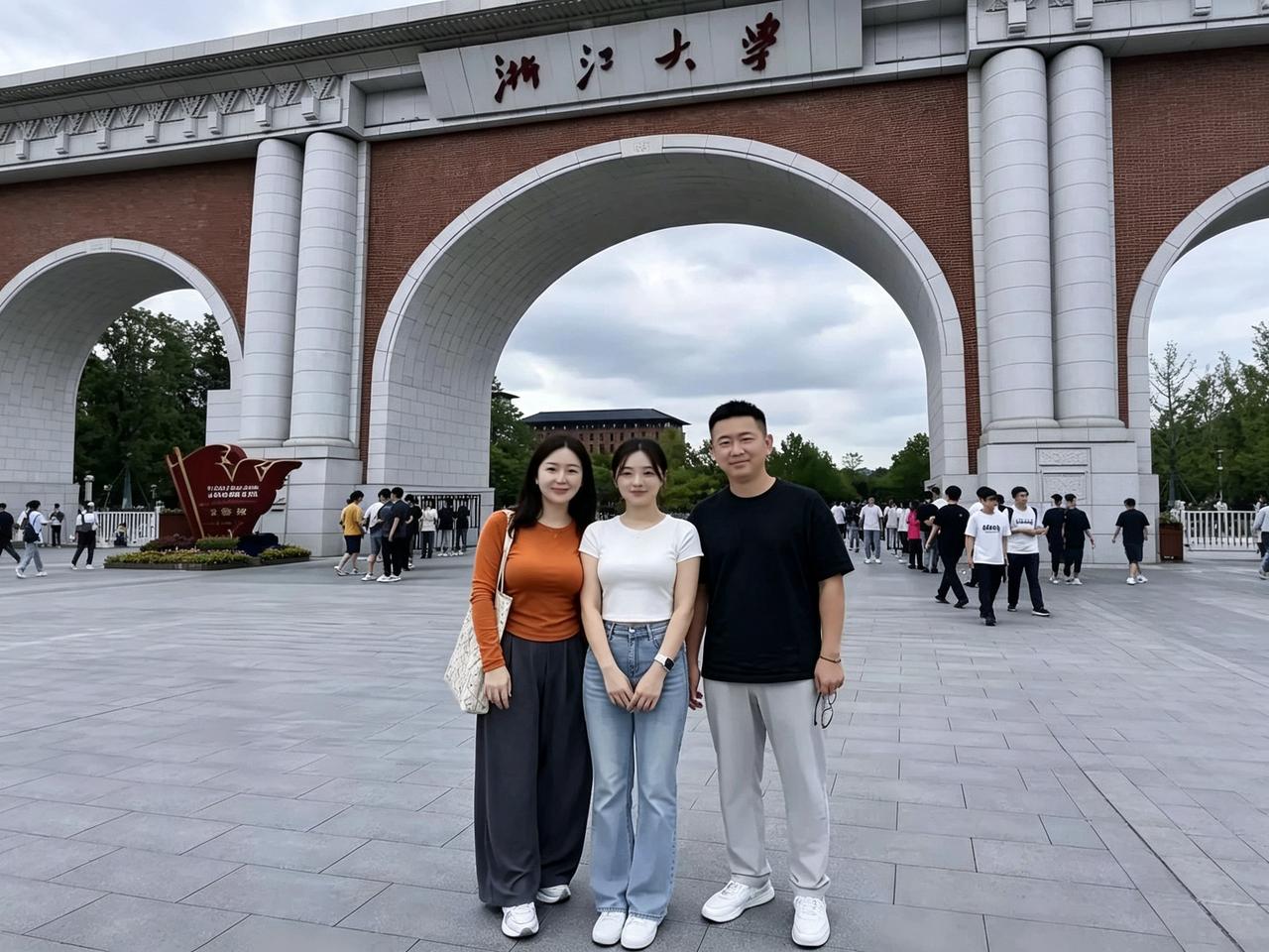 肉铺夫妻踏进校园，这身打扮触动很多人。
 
谁能想到，站在浙大校门前这对清爽得体