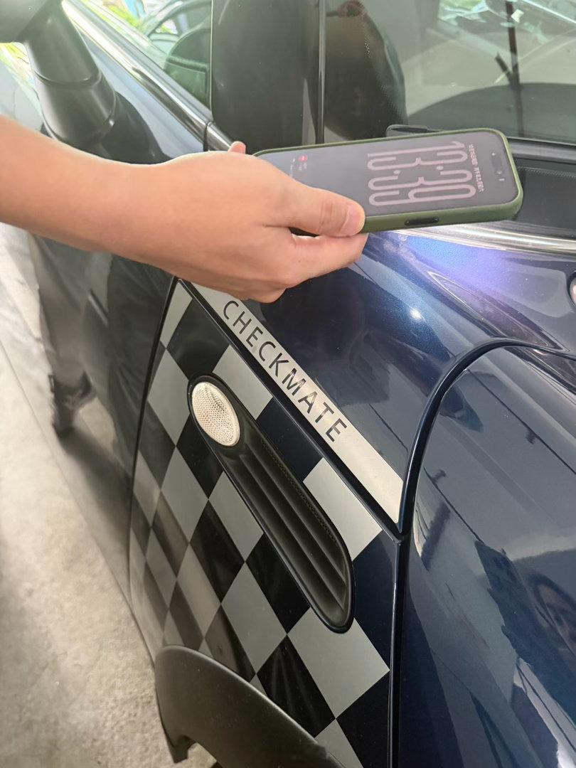 停车场偶遇两辆我走不动的车：MINI cooper R50真是精神经典！保养得好