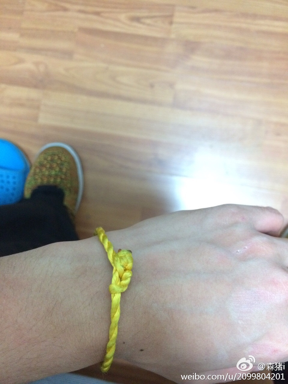 因为有很多人问我手上的“金手链”是在哪里买的  说很喜欢  所以我只能给你们看看