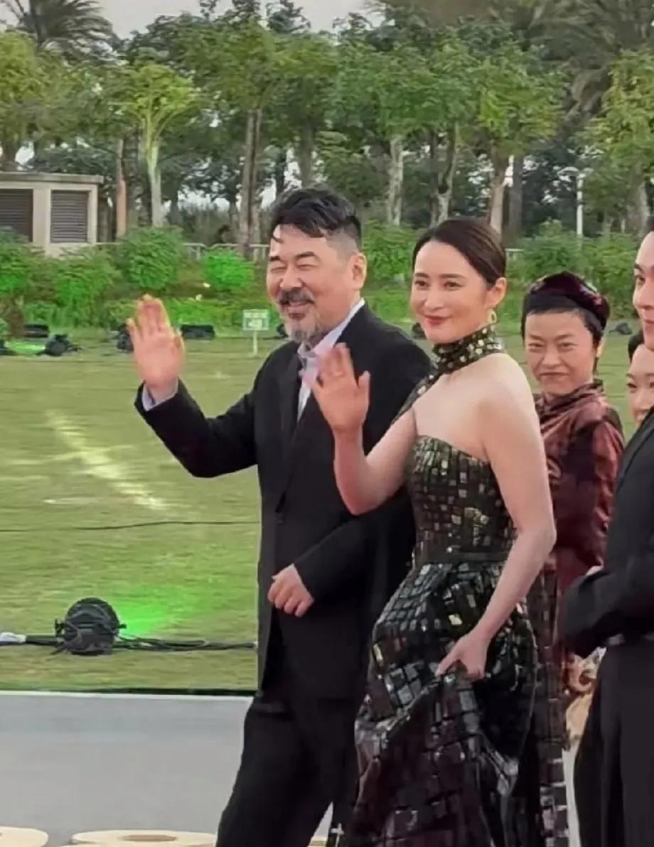 陈建斌蒋勤勤金鸡红毯撒糖！大爷配少女既视感，一个踉跄看出夫妻情深
 
陈建斌蒋勤