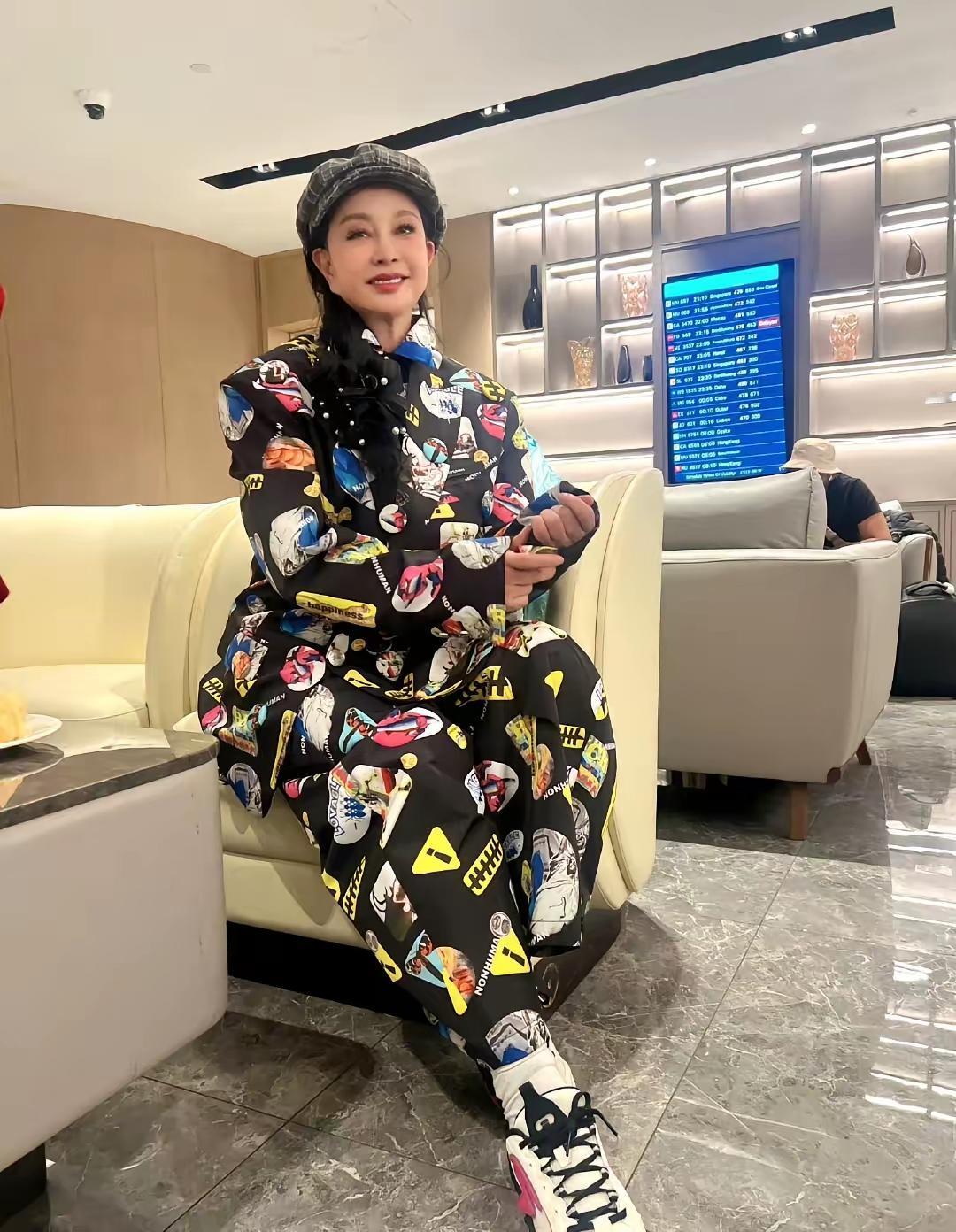 人都说年纪越大越喜欢花花绿绿的衣服，看来刘晓庆也逃不过这个魔咒，这身花里胡哨的衣