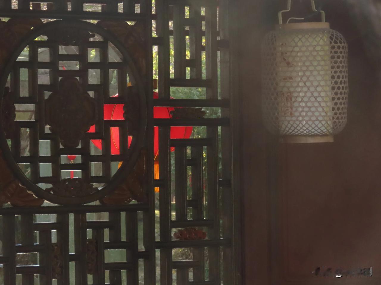 红烛映窗纱，清风入梦来。天一阁