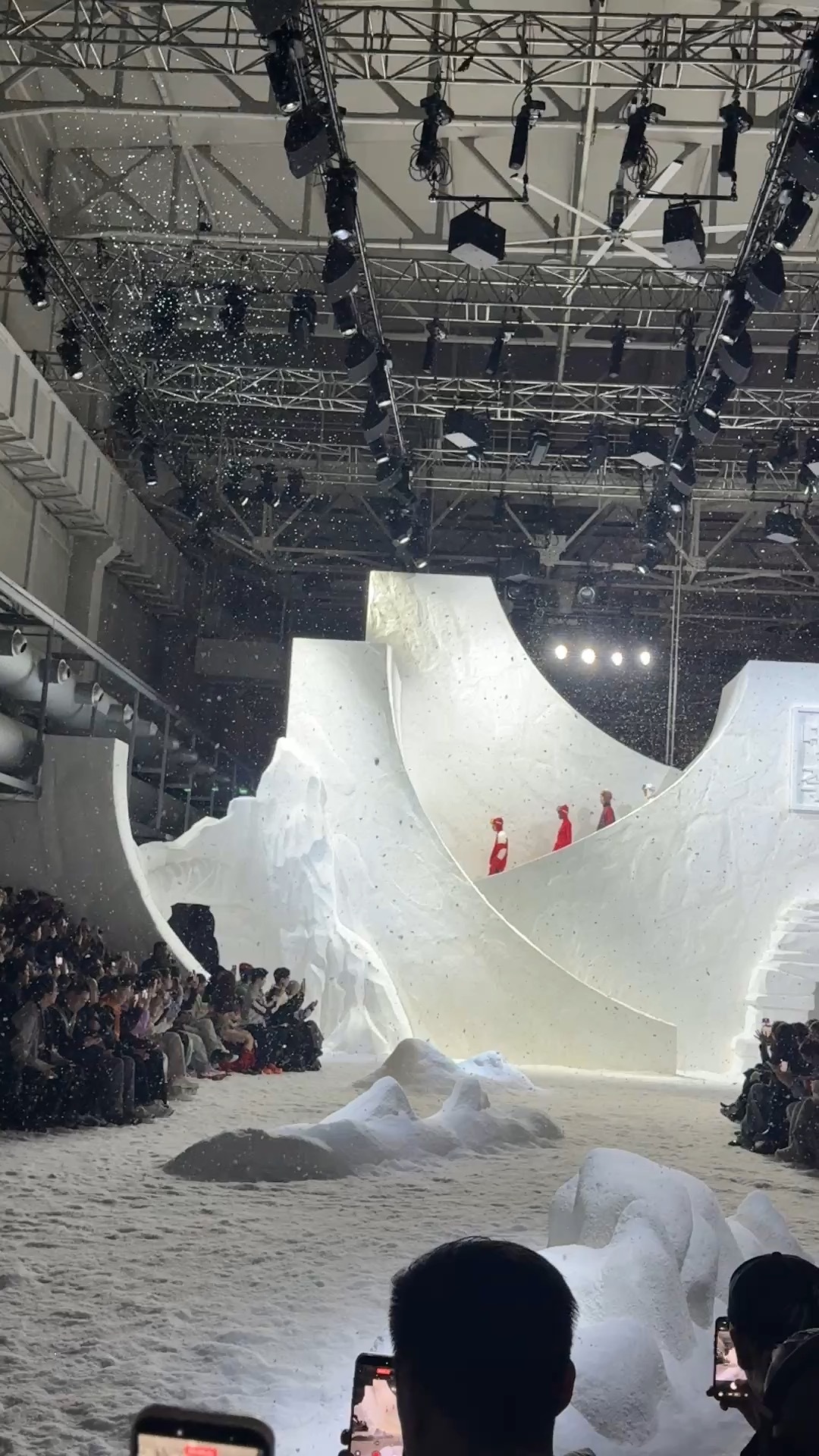 米兰时装周有一整个雪原场景哇啊啊啊啊米兰时装周有一整个雪原场景！从复古高山车站出