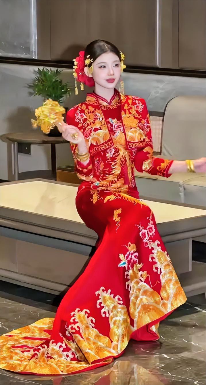  红妆十里，凤冠霞帔，这是中式婚礼独有的仪式感。红金撞色的拖尾秀禾，用一针一线绣
