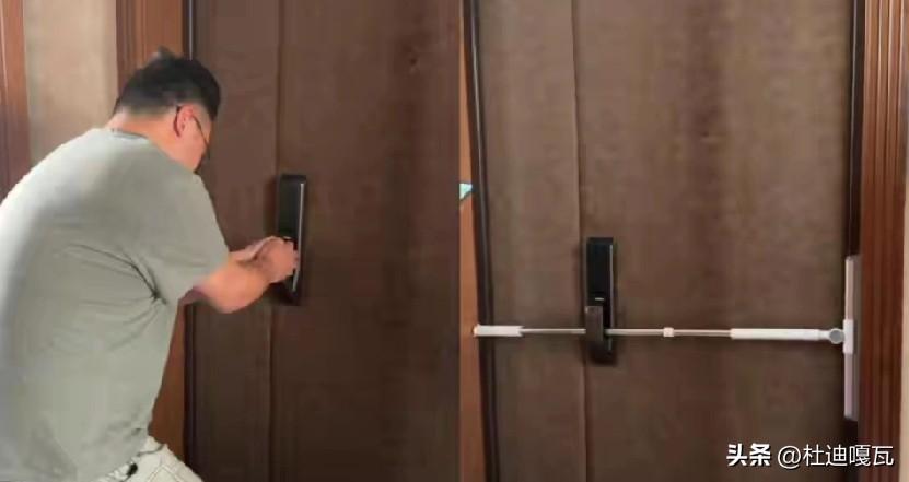 遭遇别车的奔驰车主是不是过于紧张了，
奔驰车主称自己以及妻子的手机不断接到陌生人