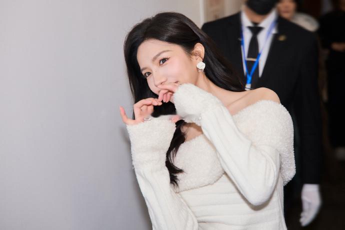  苏晓彤线下美成这样了 被苏晓彤的线下造型美晕！卷发蓬松慵懒，红唇明艳吸睛，搭配