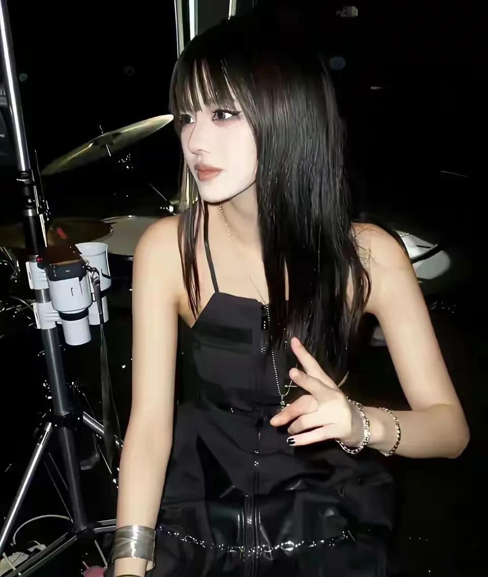 宝子们，汪峰家大女儿的颜值真是让人惊艳到了！在汪峰的几个女儿里，她一骑绝尘，漂亮