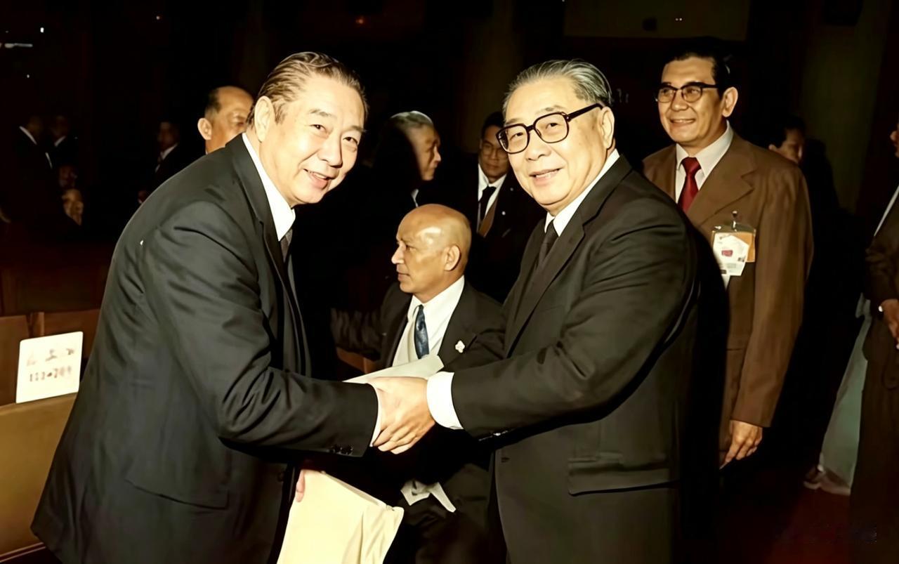 这张照片是70、80年代台湾地区两位重量级人物的会吾画面。
从照片中你能看出这两