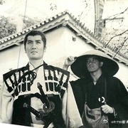 内田导演片场极其严格，反复重拍，不断告诉我 “不存在英雄，演出人的软弱”。作为演