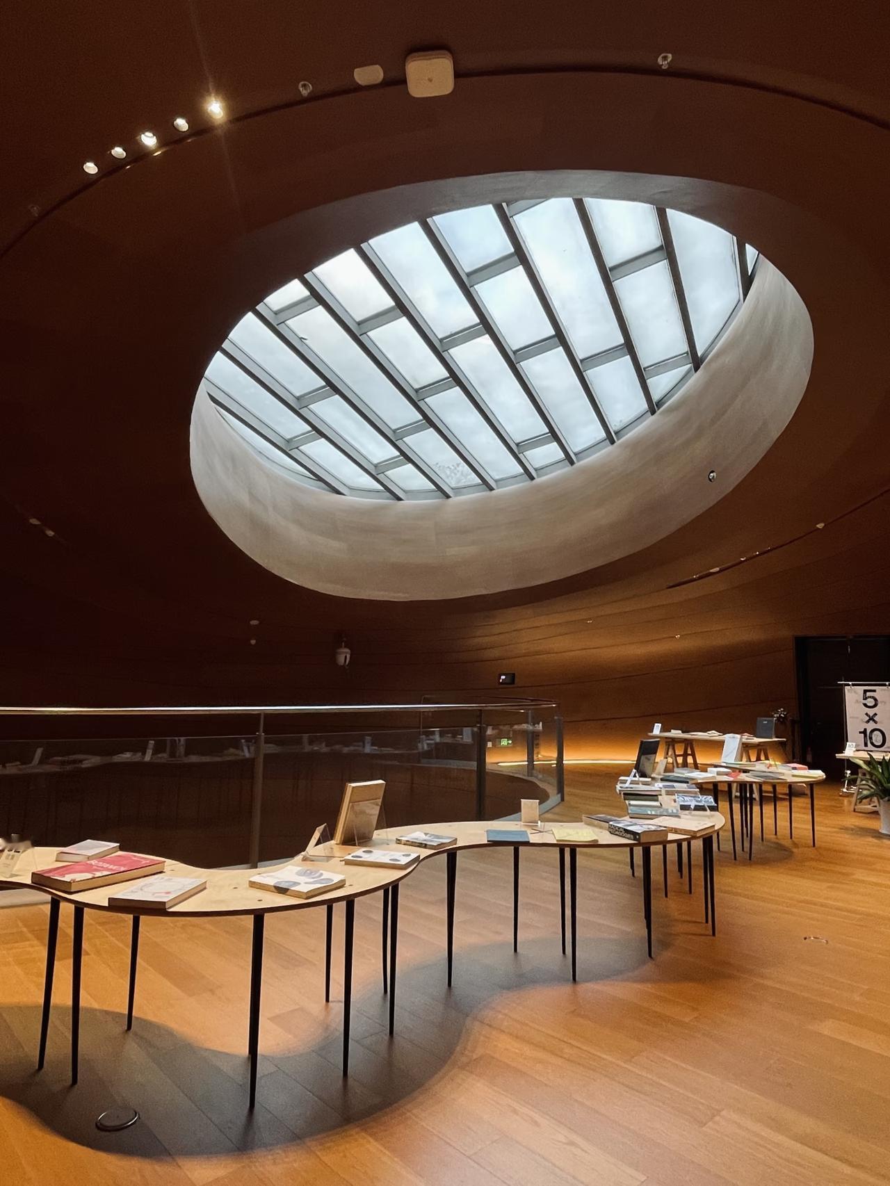 深圳湾新晋免费图书馆｜地铁直达，沉浸式泡馆一整天
 
深圳湾又添宝藏免费看书地！