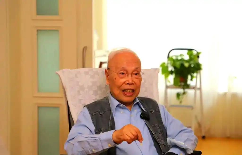 语出惊人！87岁姜伯驹院士曾经直言：“不是别人要卡我们的脖子，而是我们用教育卡住
