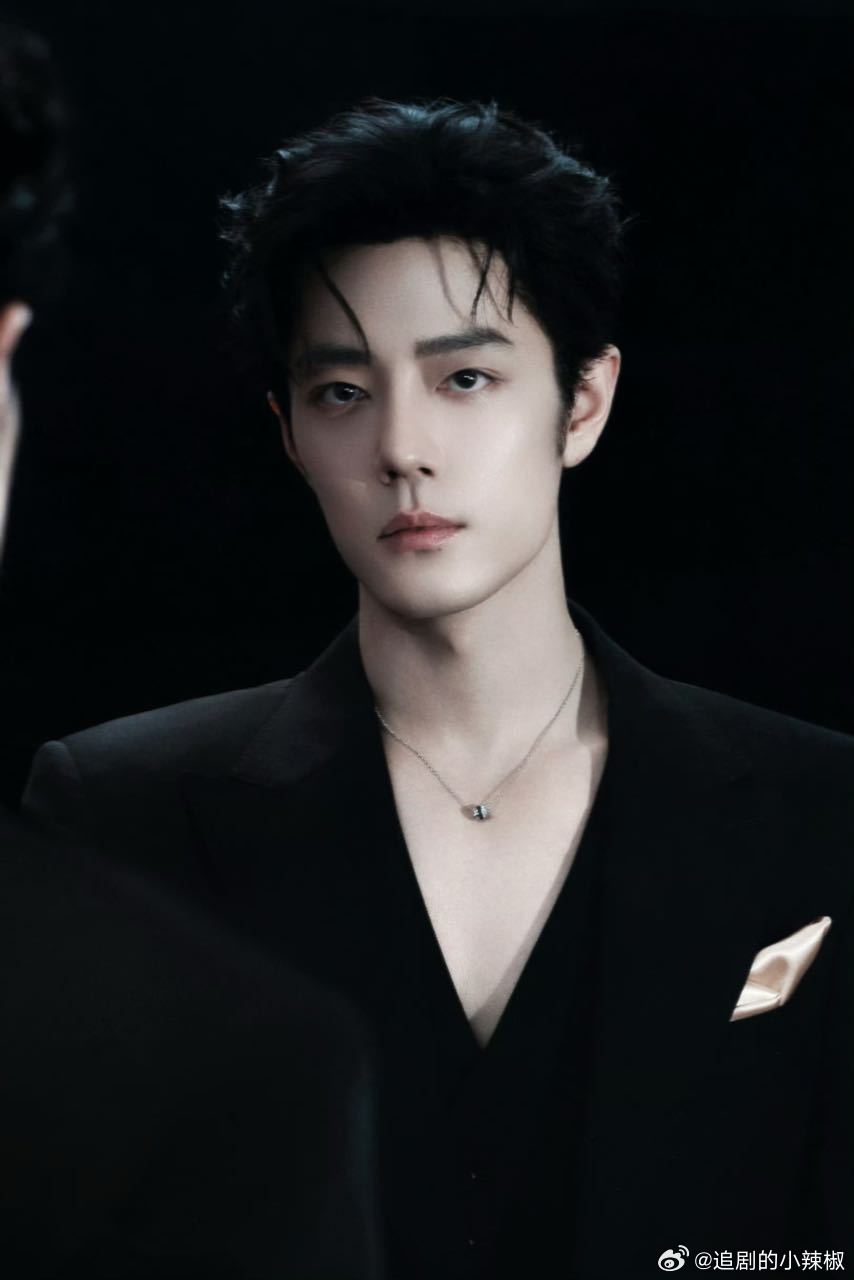 肖战已经进入齐夏状态，这眼神有种谁都不爱的高智感
