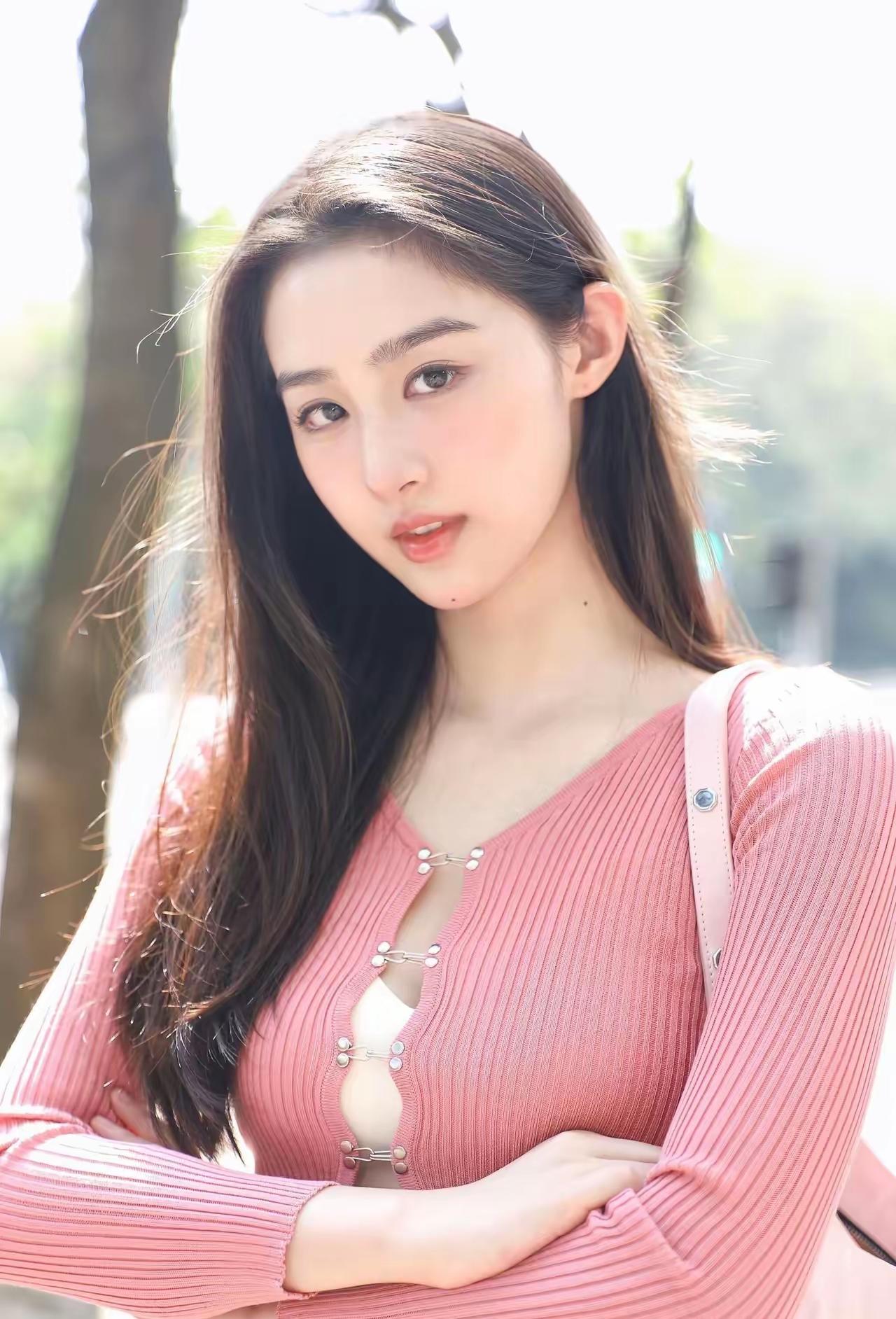 温柔甜美的粉色毛衣，搭配清新自然背景，少女心满满！💕🌸你认为最有气质的美女是