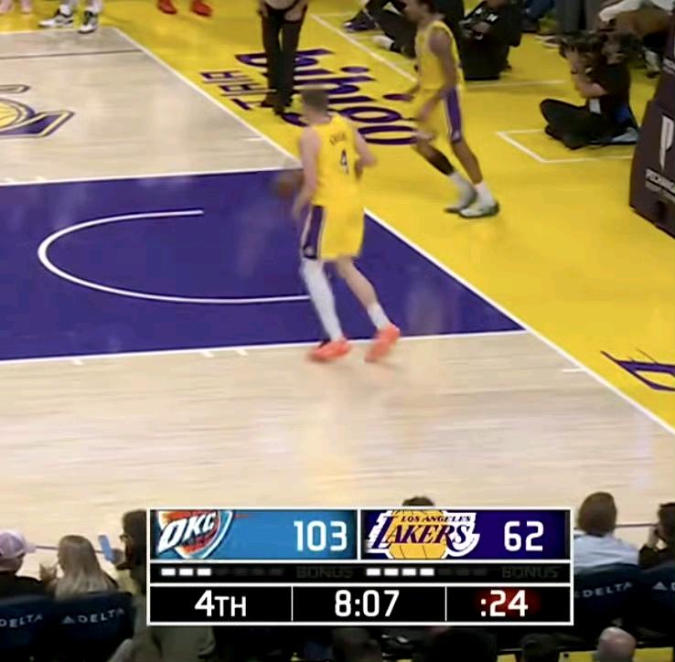 雷霆胜之不武呀，湖人三巨头都受伤，简直是乘人之危。

里夫斯伤，东契奇伤，詹姆斯