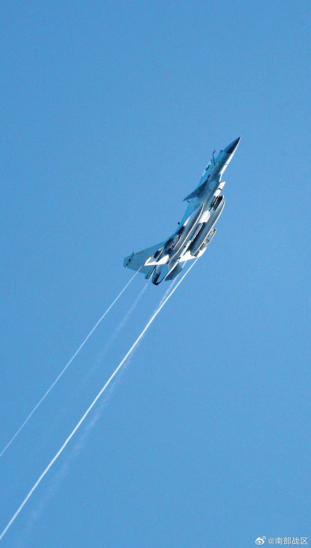 挂载棱头版鹰隼Ⅲ昼夜瞄准吊舱的歼-10C今晚南部战区的晚安微博23年军报发的一张