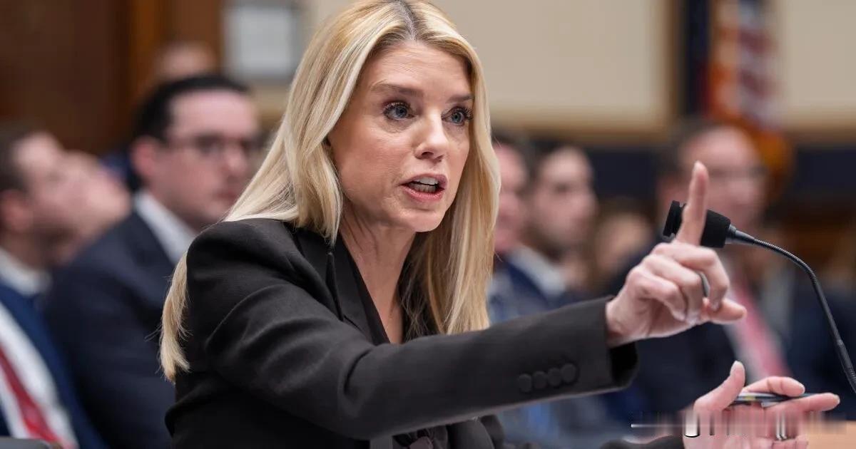 🚨🇺🇸 突发：

前美国司法部长帕姆·邦迪已抵达国会山，就她对爱泼斯坦档案