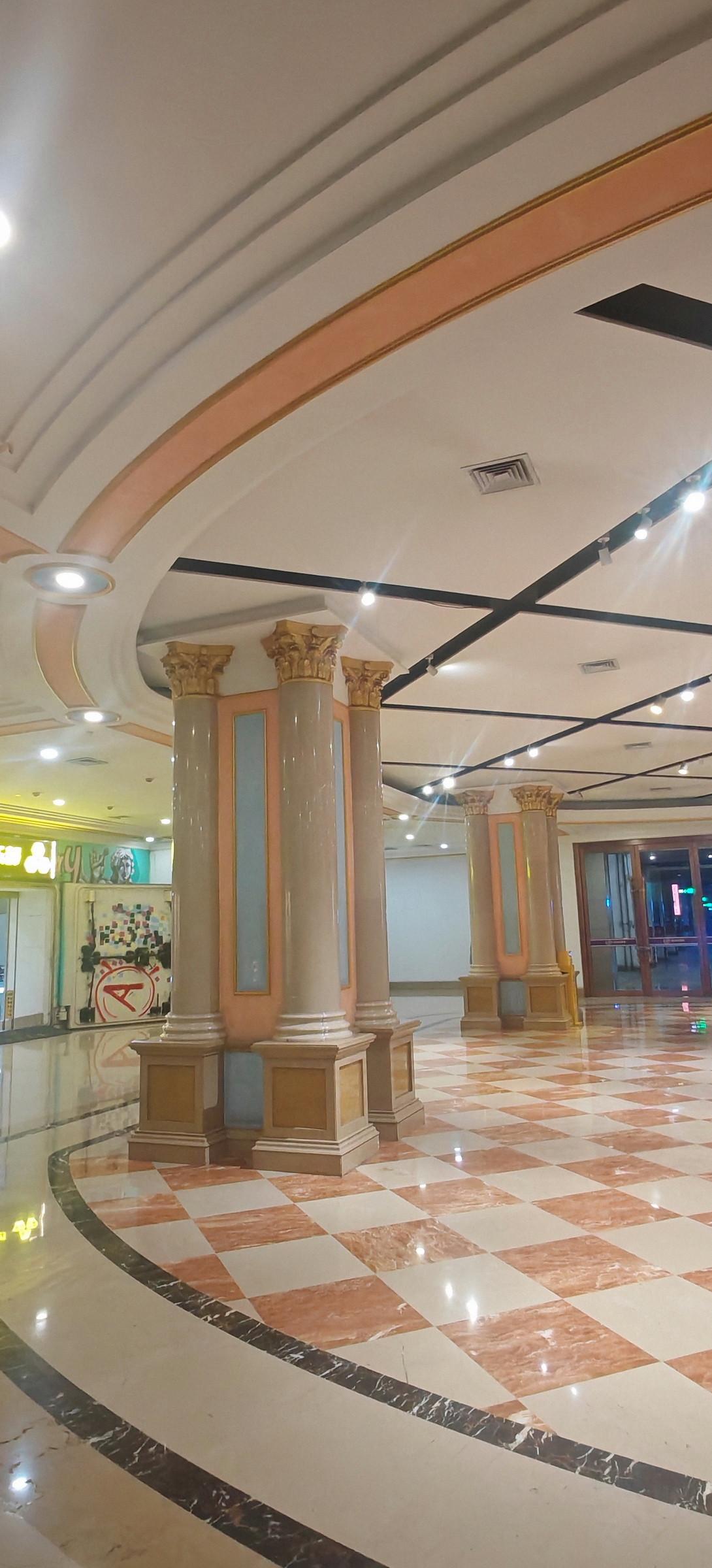 看着这华丽的欧式建筑，你能想到它们就藏在钟楼旁边吗？
 
没错，这里是骡马市地下