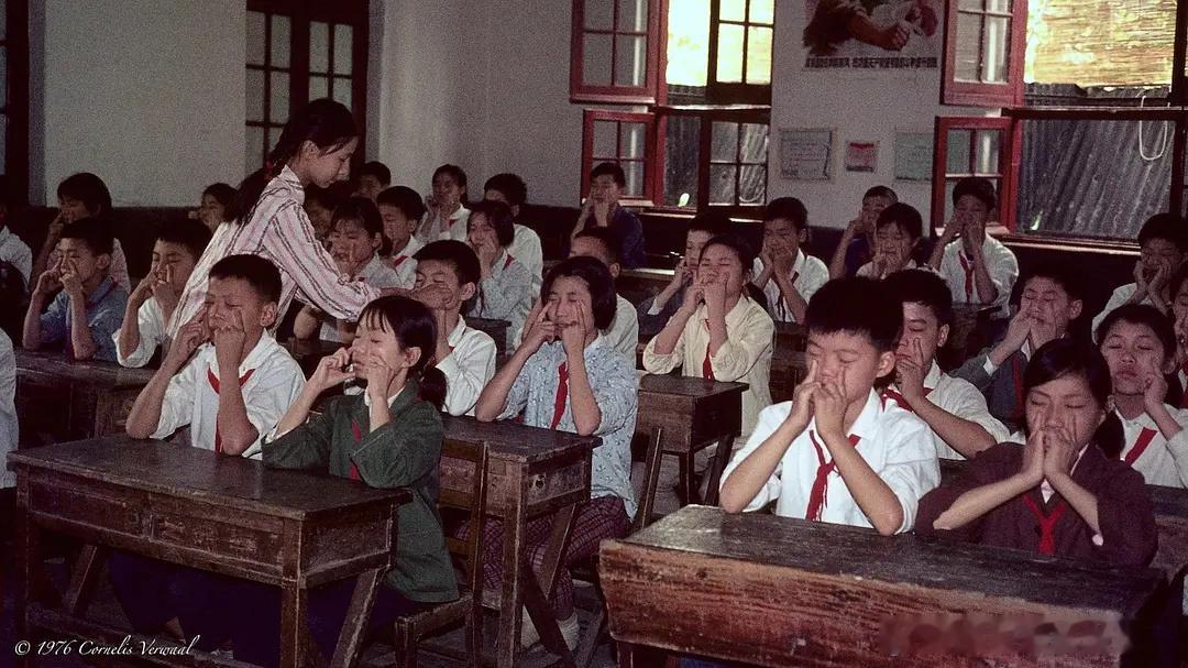 1976年，做眼保健操的小学生 