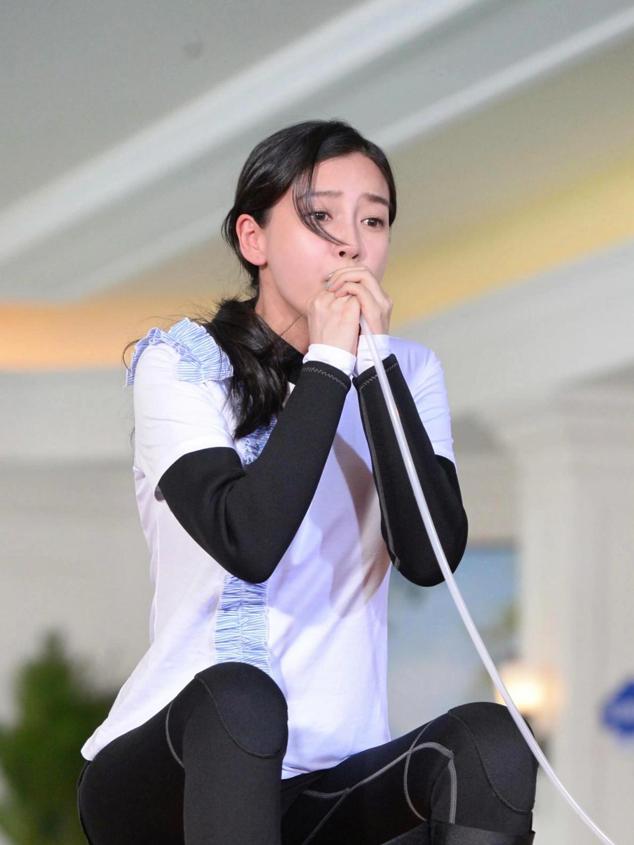 杨颖用力吹管子，憋红了脸！杨颖 这谁顶得住啊 泳池美女 综艺节目