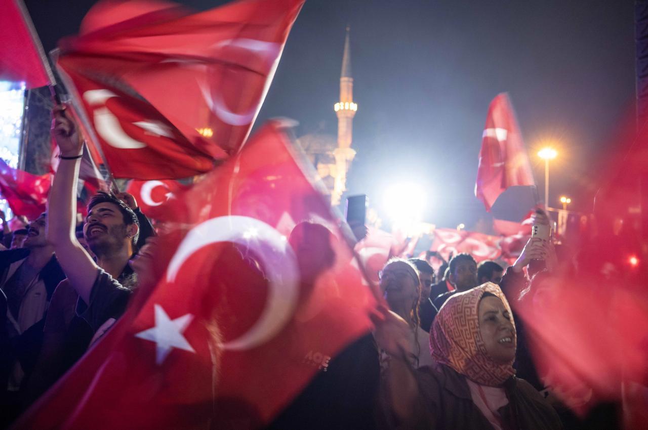 今天回伊斯坦布尔，本来想好好吃顿中餐，结果后来被告知很多餐厅关门了，因为今晚有选