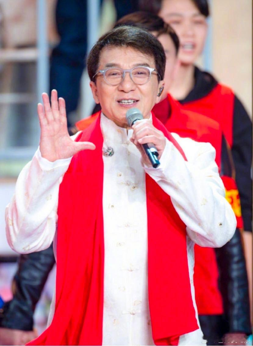 成龙说玩音乐要花点功夫羡慕扬州的朋友！能现场看成龙大哥的音乐首秀，谁不嫉妒啊。功